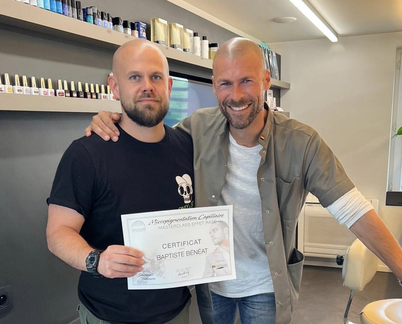 Baptiste Bénéat recevant son certificat de micropigmentation capillaire, Masterclass Effet Rasé